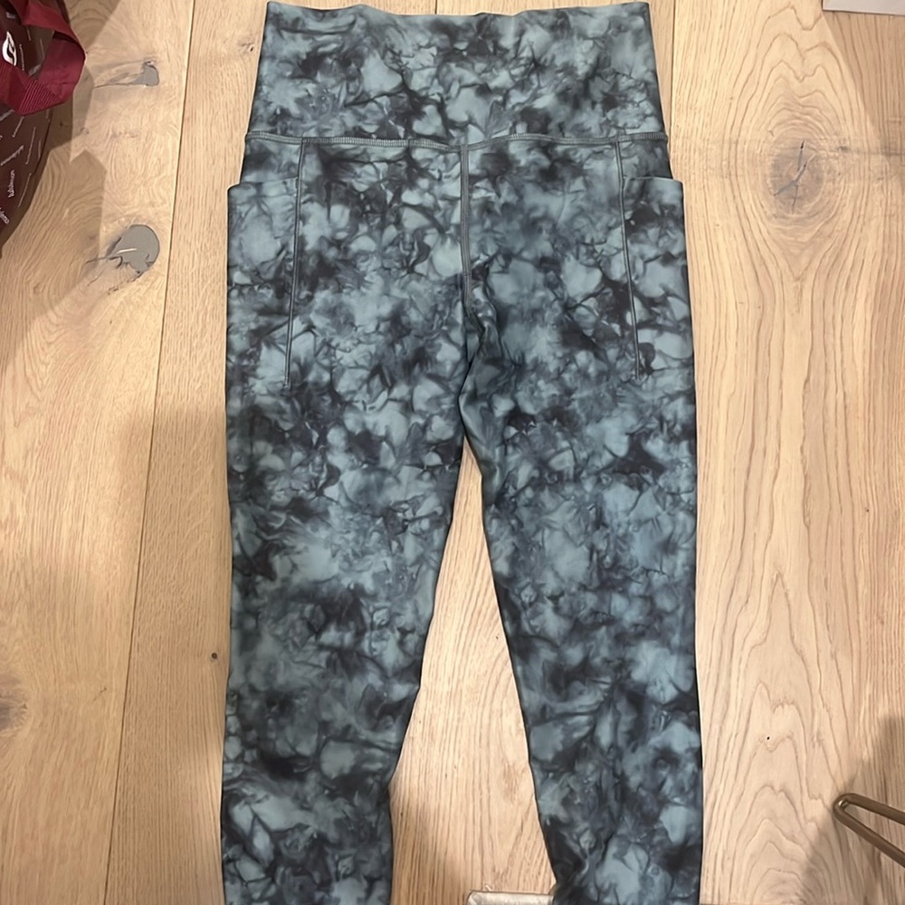 Athleta Leggings. Size Small. Side pockets.